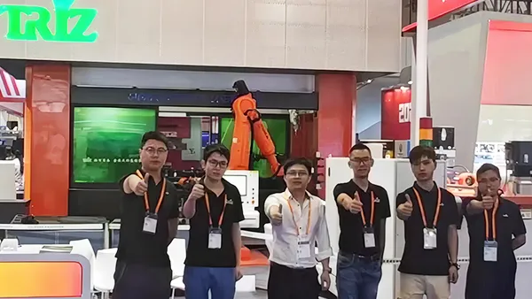 Supporto per attrezzature per la lavorazione di tubi metallici